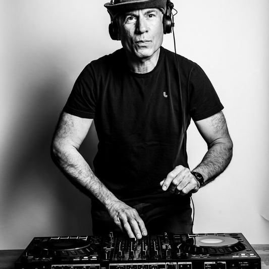 DJ Neerav : L’Art d’Écouter et de Transformer