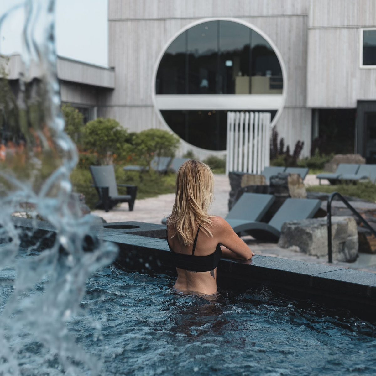 Programme privilège, femme en maillot de bain noir dans une piscine