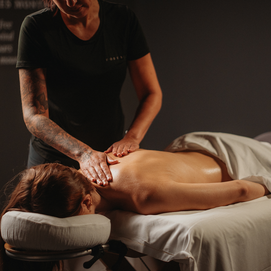 Massage suédois : praticien effectue des pressions sur le dos, client sur table