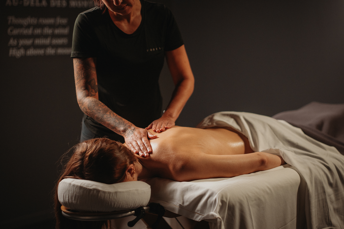 Massage suédois : praticien effectue des pressions sur le dos, client sur table