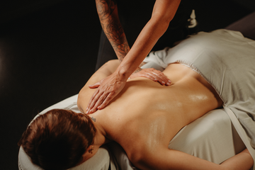 Massage de drainage lymphatique du dos, praticien effectuant des pressions