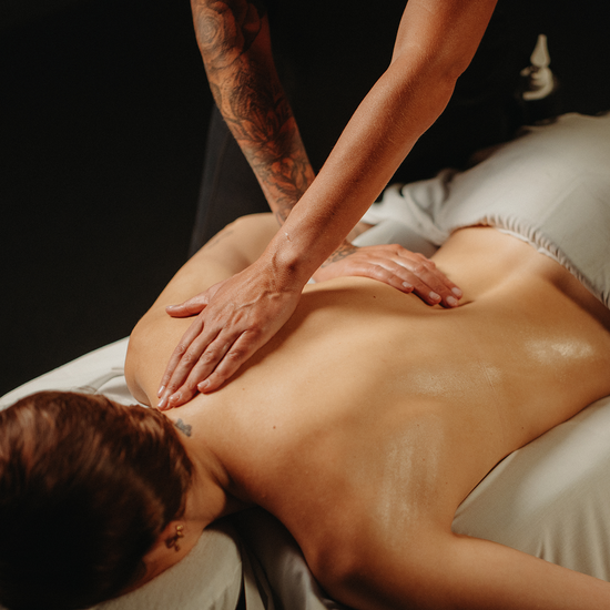 Massage suédois : praticien pose ses mains sur la nuque et le haut du dos