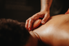 Massage de coquillages chauffants : coquillage chauffant glissant sur le dos, pression.