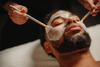 Soin du visage homme : masque crème sur le visage, applicateurs spa
