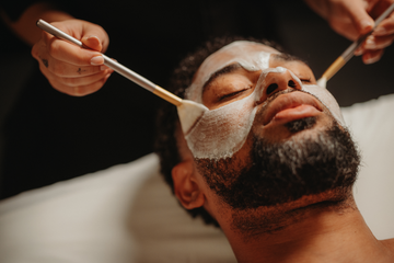 Soin du visage homme : masque crème sur le visage, applicateurs spa