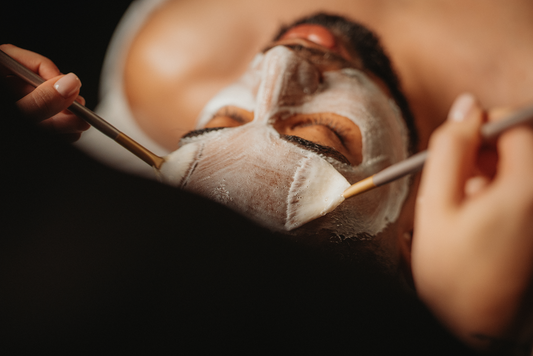 Soin du visage homme : masque crème, applicateurs autour des yeux