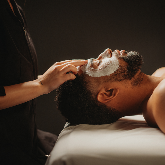 Soin du visage douceur : masque blanc appliqué sur le visage d’un homme allongé