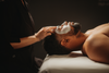 Soin du visage douceur : masque blanc appliqué sur le visage d’un homme allongé