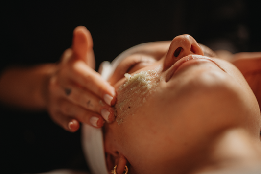 Soin visage hydratant : produit exfoliant aux grains étalé sur le front