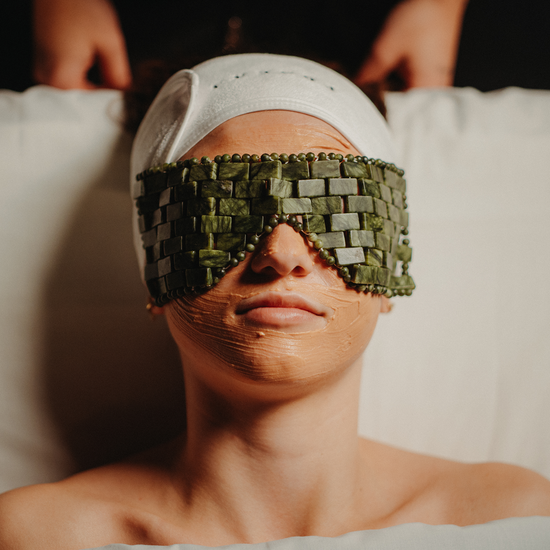Soin holistique FÖRENA : rituel facial avec masque vert et bandeau sur les yeux