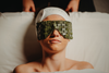Soin holistique FÖRENA : rituel facial avec masque vert et bandeau sur les yeux