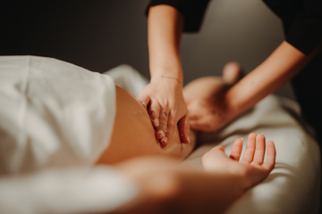 Soin marin : application de gel sur le bassin, mains prodiguant le massage