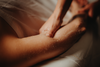 Enveloppement marin : gel visible sur la jambe, praticien effectuant un massage