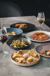 Carte-cadeau au restaurant FÖRENA, table avec plats variés et verres de vin
