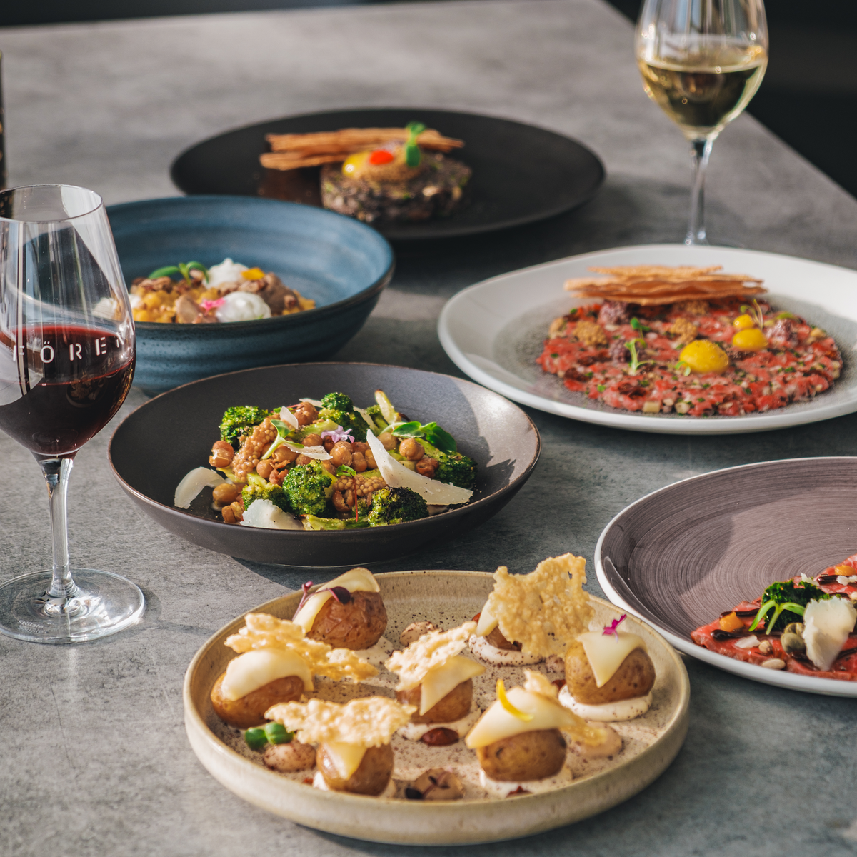 Forfait escapade gourmande, assiette de pain et bols de plats gastronomiques