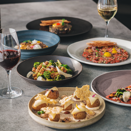 Forfait escapade gourmande, assiette de pain et bols de plats gastronomiques