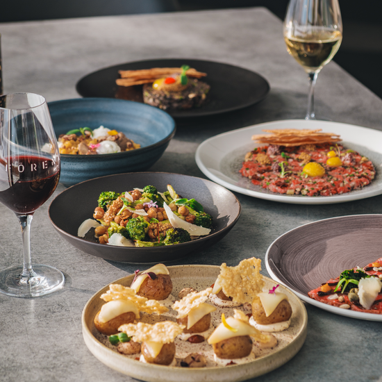 Carte-cadeau, table dressée avec assiettes de plats