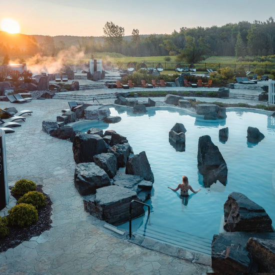 Forfait vent : piscine extérieure avec rochers, chaises longues et espace détente