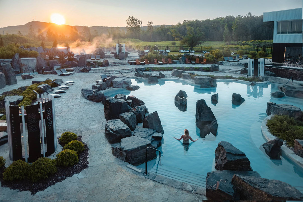 Forfait vent : piscine extérieure avec rochers, chaises longues et espace détente